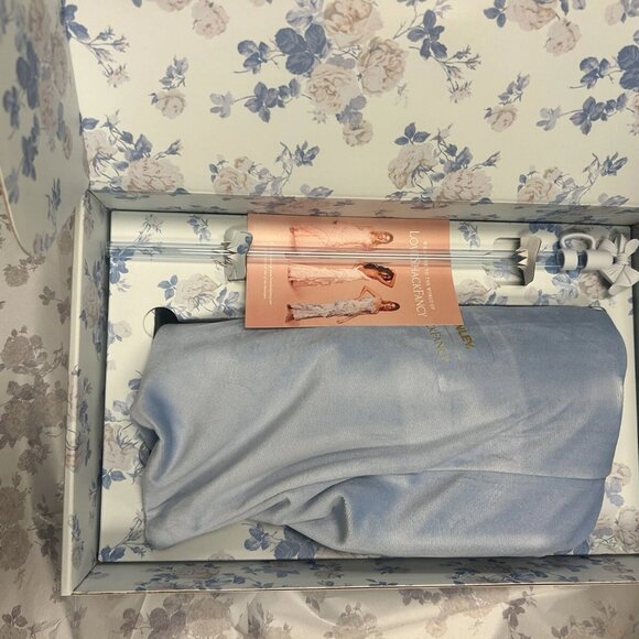 The Stanley x LoveShackFancy Quencher | 40 OZ Everblooming Rosettes - Picture 2 of 8